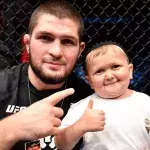 Hasbulla Magomedov et Khabib Nurmagomedov à l'UFC 267. 