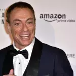 Jean-Claude Van Damme possède une ceinture noire de karaté. 