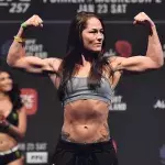 La combattante de MMA Jessica Eye lors de la pesée d'un évènement UFC 