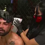 Mike Perry vire ses coachs et se fait assister par sa petite amie en plein combat