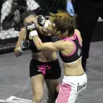 MMA : une combattante inflige un KO si violent qu'il fait sauter les lumières de la salle  