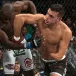 Nick Newell, combattant de MMA, à l'oeuvre dans l'octogone. 