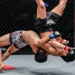 Peng Xue Wen envoie un suplex a Phat Soda 