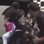 Satoru Kubota a balancé une chaise sur Adoribu Masao. 