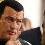 Steven Seagal en compagnie d'Anderson Silva pendant un évènement de l'UFC. 