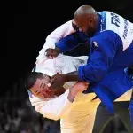 Tatsuru Saito face à Teddy Riner lors de la finale par équipe aux JO de Paris 2024.