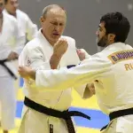 Vladimir Poutine lors d'une rencontre avec l'équipe nationale russe de judo à Sotchi en 2019. 