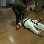 KO en quelques secondes lors d'un combat Muay Thai vs Taekwondo