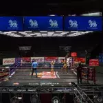 Un combattant de Muay Thaï met KO son adversaire, et envoie l'arbitre au tapis