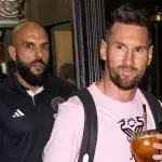 Yassine Chueko aux côtés de Lionel Messi. 