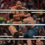 John Cena, ici face à The Rock, fait partie des catcheurs les mieux payés à la WWE. 