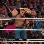 John Cena qui porte The Rock
