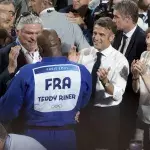 David Douillet félicite Teddy Riner après son titre de champion olympique à Paris.