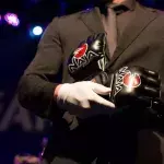 Des gants de MMA. 