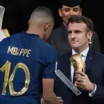 Emmanuel Macron a passé du temps avec Kylian Mbappé après la défaite. 