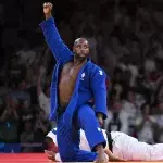 Teddy Riner après avoir donné la victoire au judo par équipes français en finale des Jeux Olympiques de Paris.