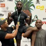 Tinie Tempah célèbre sa victoire au Reorg Jiu Jitsu.