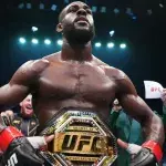 Aljamain Sterling avec la ceinture bantamweight de l'UFC