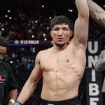 Baki victorieux après son combat contre Cédric Doumbé au PFL