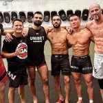 Benoit Saint-Denis entouré de son coach Daniel Woirin et de ses partenaires d'entrainement en vue de son combat contre Poirier à l'UFC 299. 