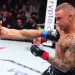 Benoit Saint-Denis face à Dustin Poirier à l'UFC 299. 