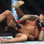 Benoit Saint-Denis prenant le dos de Dustin Poirier à l'UFC