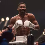Cédric Doumbé après une victoire au Glory. 