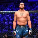 Ciryl Gane dans l'octogone avant son combat face à Derrick Lewis lors de l'UFC 265. 