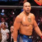 Ciryl Gane dans l'octogone de l'UFC. 