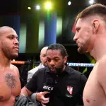 Ciryl gane face à Alexander Volkov lors de leur premier combat en 2021. 