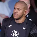 Ciryl Gane, marchant ici vers l'octogone à l'UFC Paris, est dans le viseur de Tom Aspinall. 