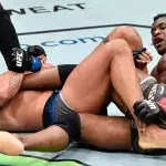Ciryl Gane tentant une clé de cheville dans le 5e round face à Francis Ngannou.