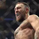 Conor McGregor dans la cage de l'UFC