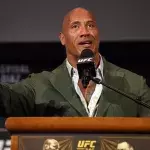 Dwayne Johnson lors de la conférence de presse de l'UFC 244. 