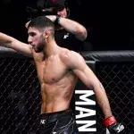 Fares Ziam dans la cage de l'UFC
