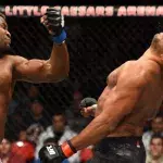 Francis Ngannou face à Alistair Overeem à l'UFC. 