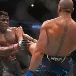 Francis Ngannou face à Ciryl Gane lors de l'UFC 270. 