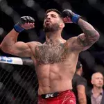 Ilia Topuria dans la cage de l'UFC