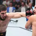 Islam Makhachev et Alexander Volkanovski dans l'octogone lors de l'UFC 284. 
