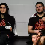 Islam Makhachev et Khabib Nurmagomedov dans les vestiaires de l'UFC. 