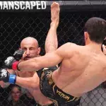 Islam Makhachev a mis KO Alexander Volkanovski en combat principal de l'UFC 294. 