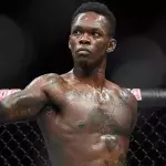 Israel Adesanya dans la cage de l'UFC