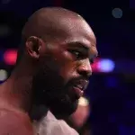 Jon Jones est un combattant de MMA évoluant actuellement chez les poids lourds après avoir effectué la majorité de sa carrière chez les lourds-légers. 