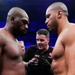 Jon Jones et Ciryl Gane lors du face à face dans l'octogone avant leur combat à l'UFC 285. 