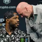 Jon Jones et Dana White lors de la conférence de presse de l'UFC 285. 