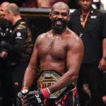 Jon Jones tout heureux après sa victoire face à Stupe Miocic le samedi 16 novembre 2024 au MSG.