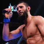 Khamzat Chimaev dans la cage de l'UFC
