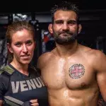 Laura Saint-Denis est la compagne de Benoit Saint-Denis, mais aussi son agent. 