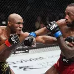 Leon Edwards et Kamaru Usman lors de l'UFC 278. 