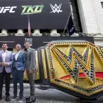 Les dirigeants de l'UFC et de la WWE prennent la pose après leur accord financier en septembre 2023.